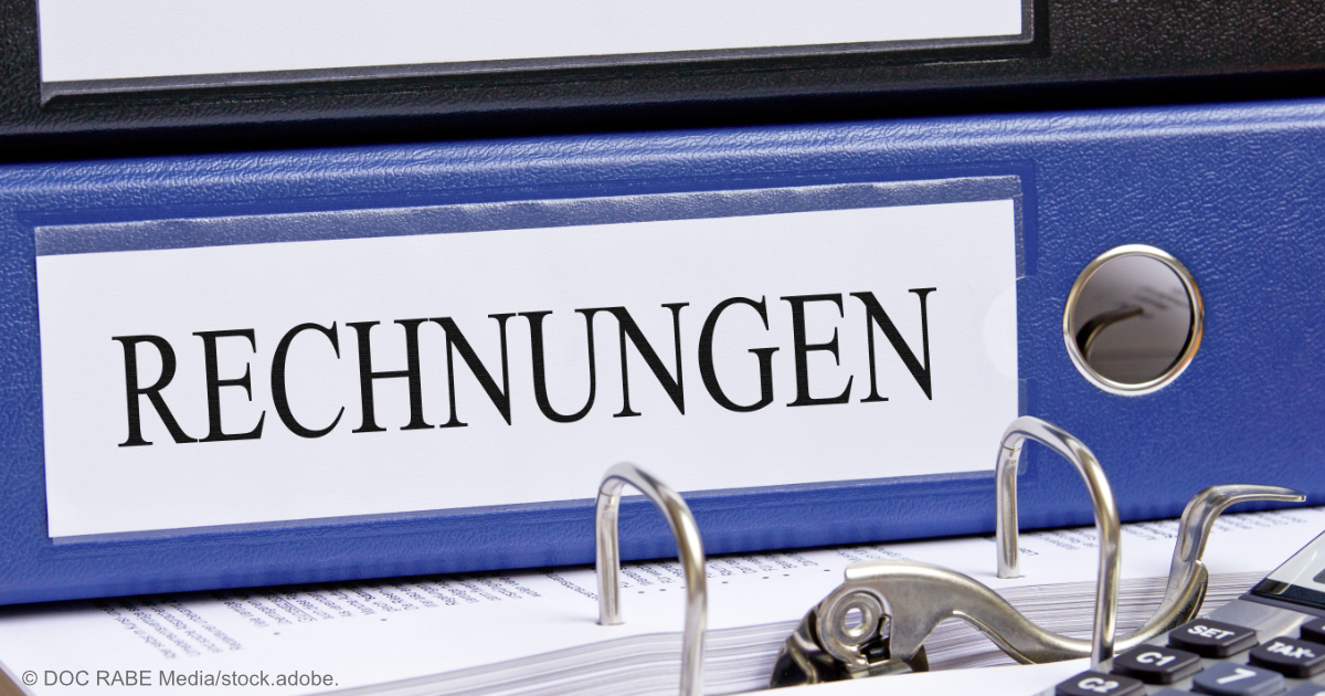 Ein Ordner mit der Beschriftung "Rechnungen" liegt zwischen Papier und einem Taschenrechner auf einem Tisch