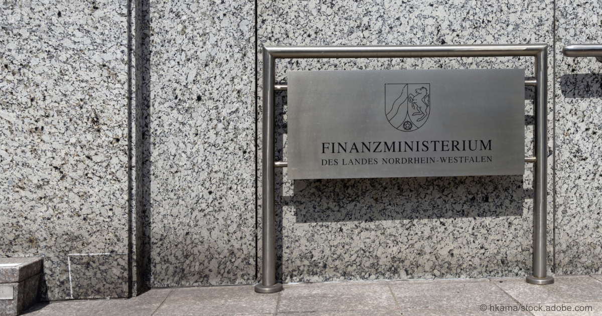 Metallschild mit der Aufschrift Finanzministerium des Landes Nordhrein-Westfalen