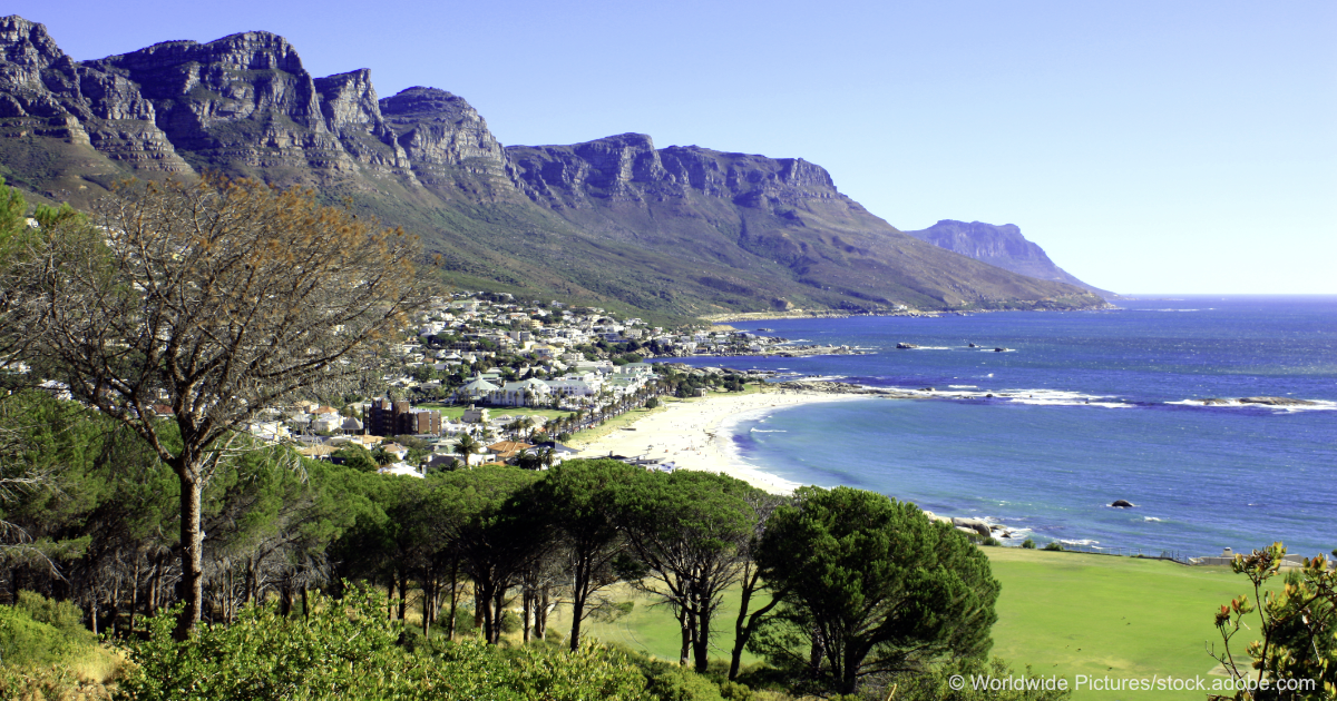 Strand von Kapstadt mit Tafelbergen im Hintergrund
