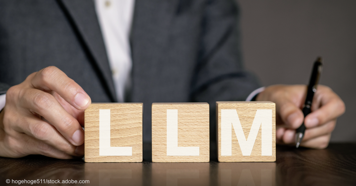 Drei Holzwürfel mit den Buchstaben L, L und M auf einem Tisch