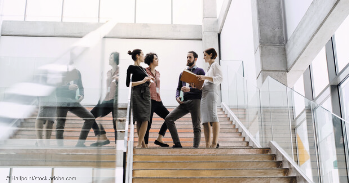 Eine Gruppe von Menschen unterhält sich auf einer Treppe