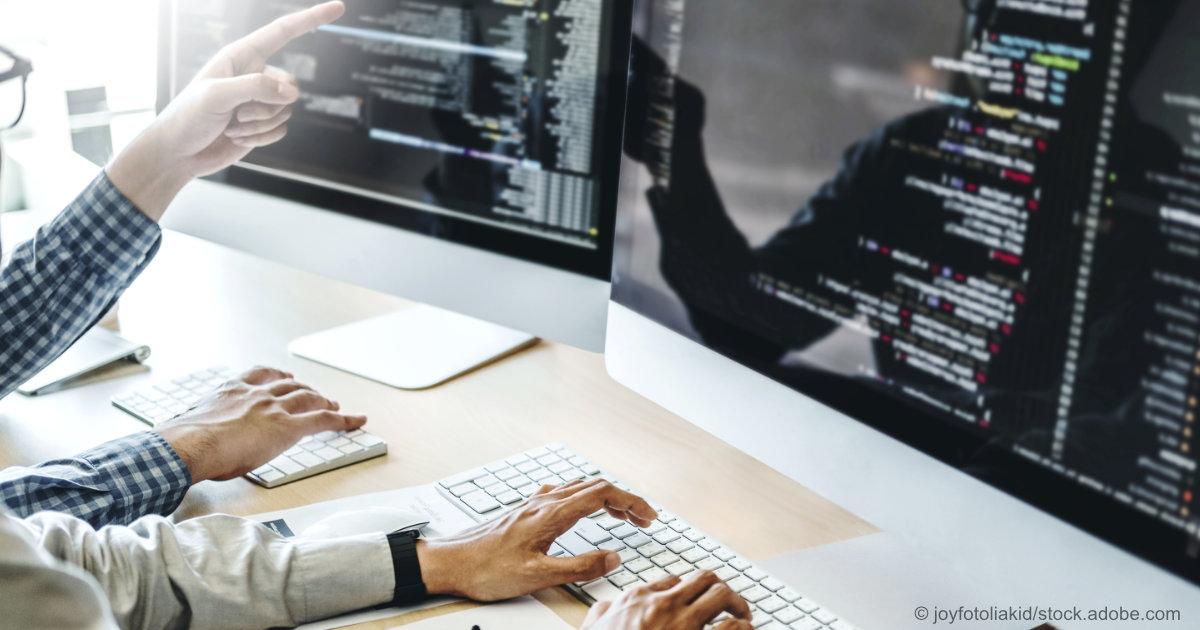 Pogrammierer einer Website, der im Büro eines Softwareunternehmens arbeitet