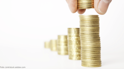 Mehrere Stapel aus Münzgeld