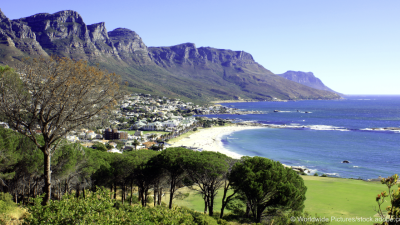Strand von Kapstadt mit Tafelbergen im Hintergrund