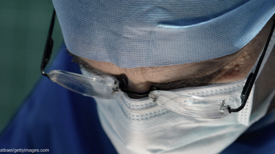 Eine Nahaufnahme vom Gesicht eines Arztes bei einer Obduktion